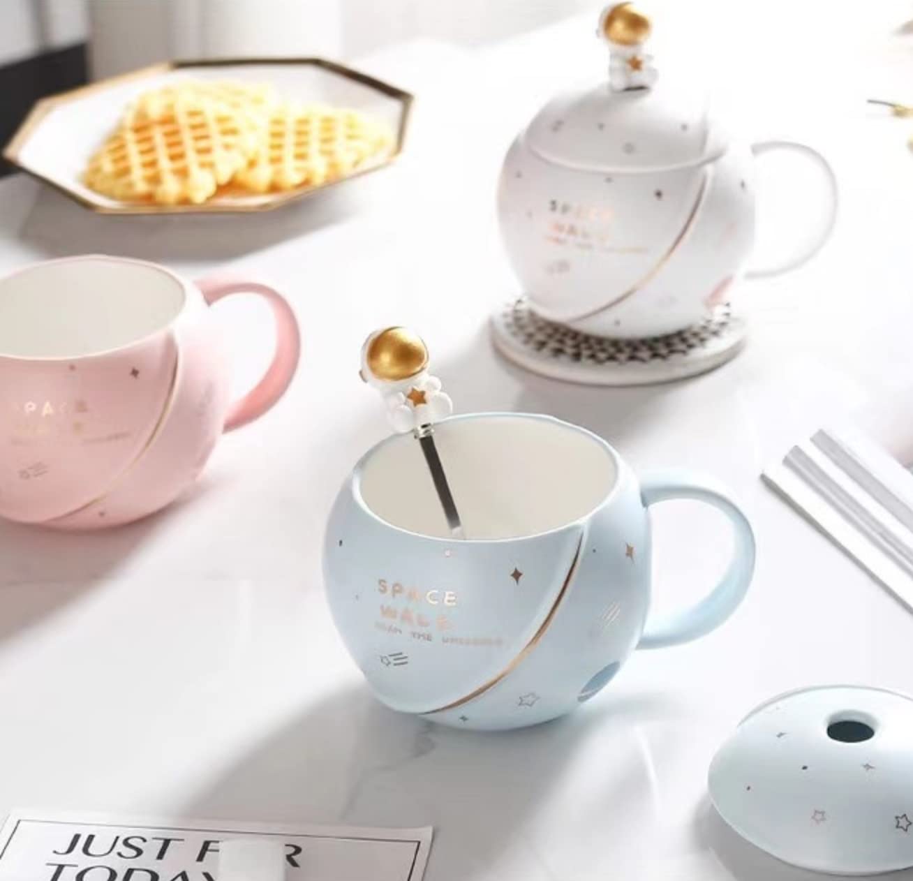 Astronaut Planet Coffee Mug with 3D Creative Space, Lid & Spoon 400ml(mix color only) - Image 7