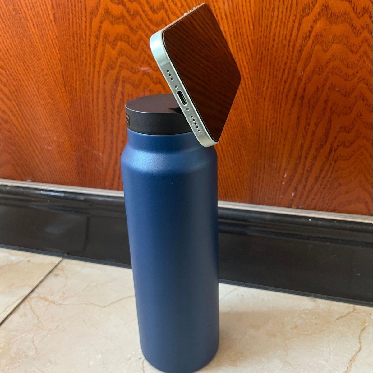 800 ml Double Wall Vacuum Insulated sports Bottles with Magnetic Cell Phone Holder - Image 9